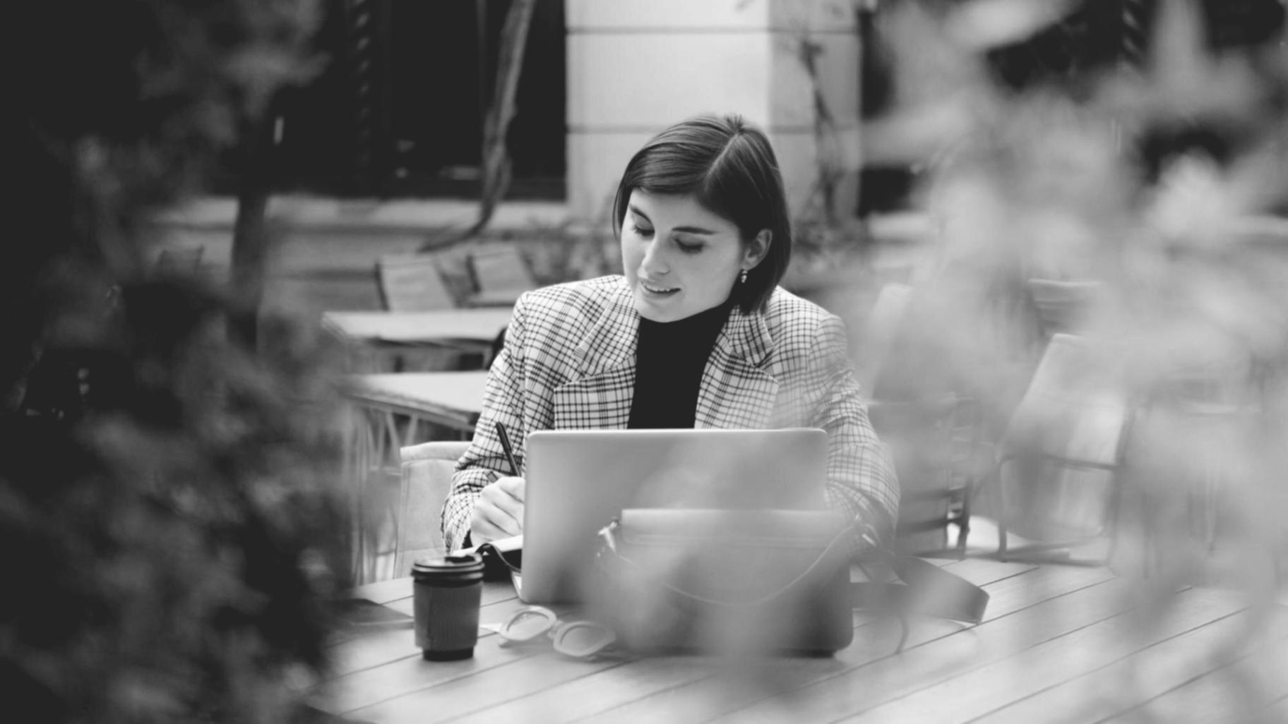 Persona aplicando métodos de análisis financiero con herramientas digitales