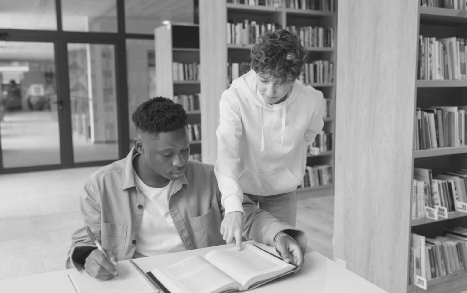 Profesionales trabajando en análisis presupuestario con gráficos financieros