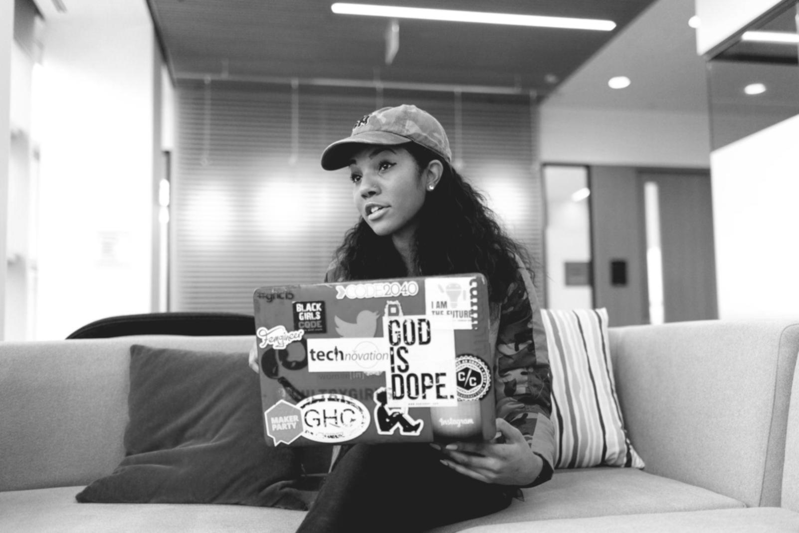 Recursos de análisis presupuestario organizados en un espacio de trabajo profesional