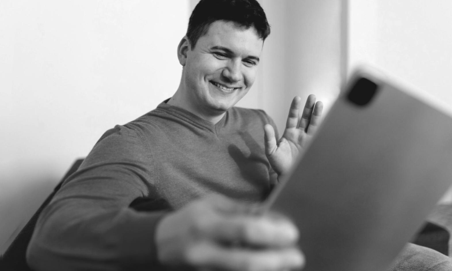 Persona revisando documentos financieros con calculadora en escritorio