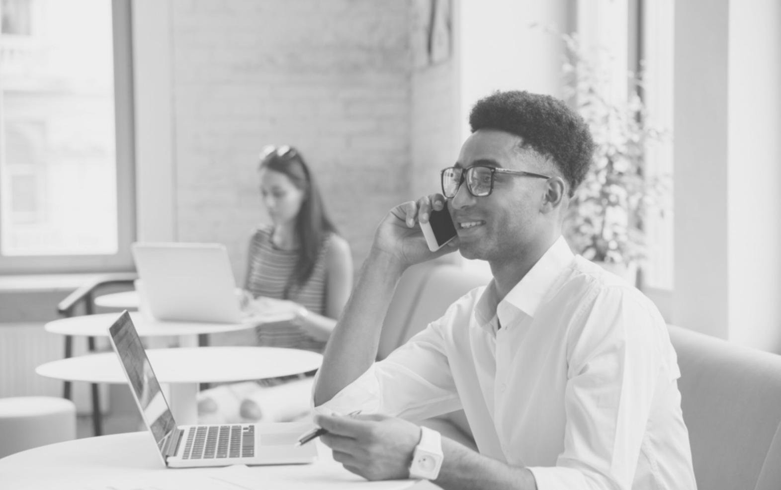 Gráficos financieros y análisis de datos sobre mesa de trabajo