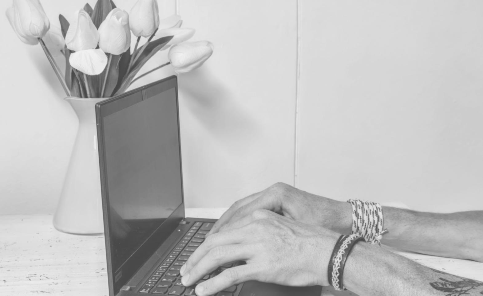 Reunión de trabajo con documentos financieros y portátiles