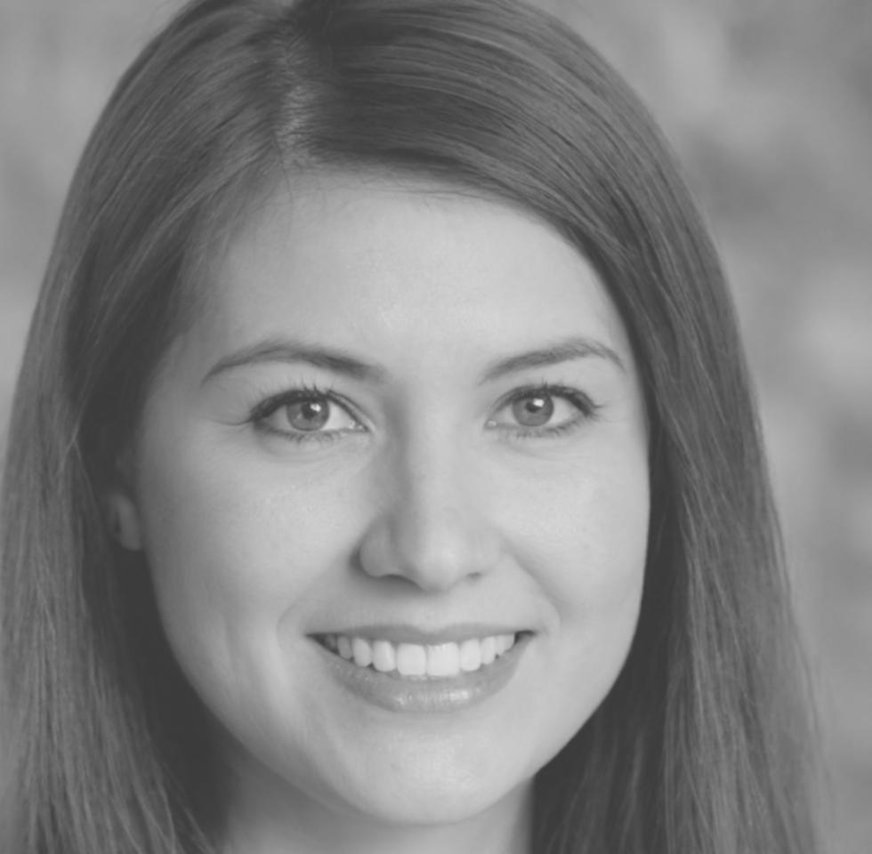 Retrato profesional de Nerea Urdániz, instructora de finanzas personales